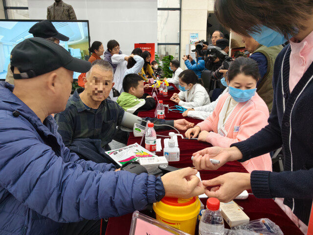 《湖南日报》：暖心满满！光琇医院举行“义诊、义卖、义摄”活动