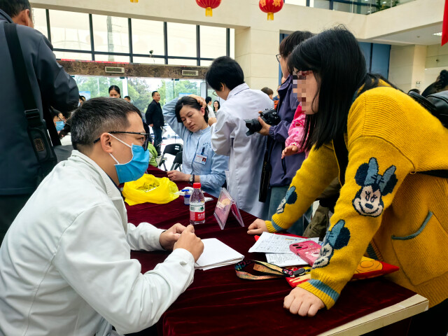 《湖南日报》：暖心满满！光琇医院举行“义诊、义卖、义摄”活动