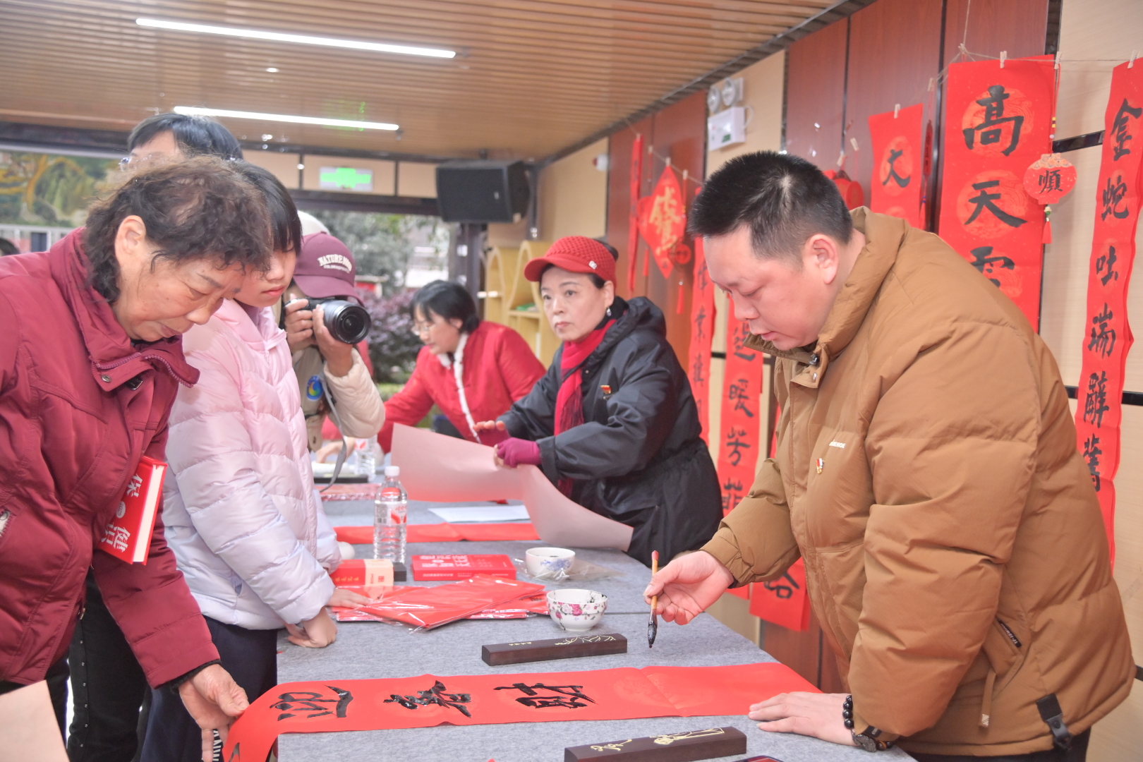 义诊、拍全家福、手写春联，光琇高新党总支把温暖送到居民家门口