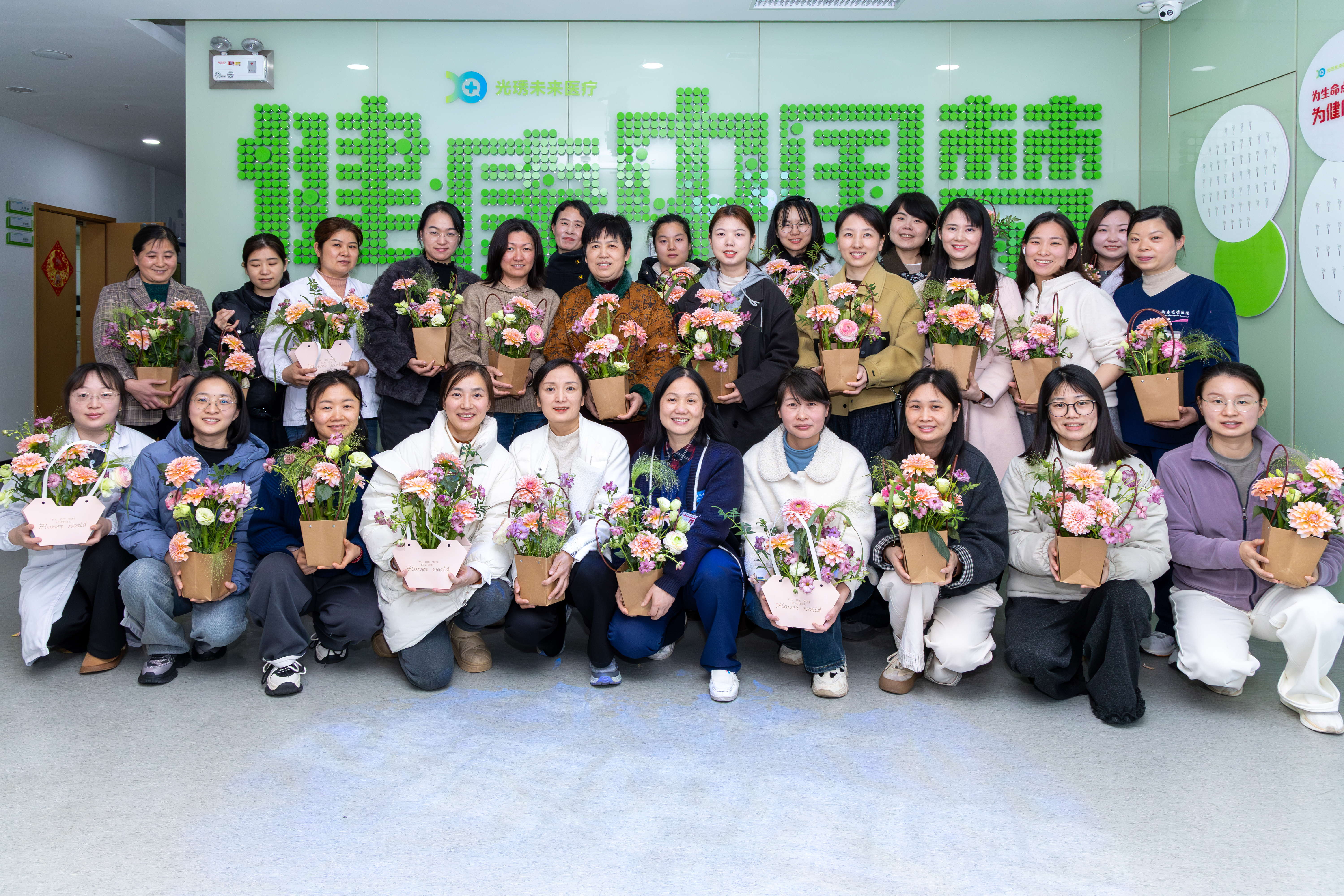 以花为媒，致敬巾帼——光琇医院举办“三八”节插花活动