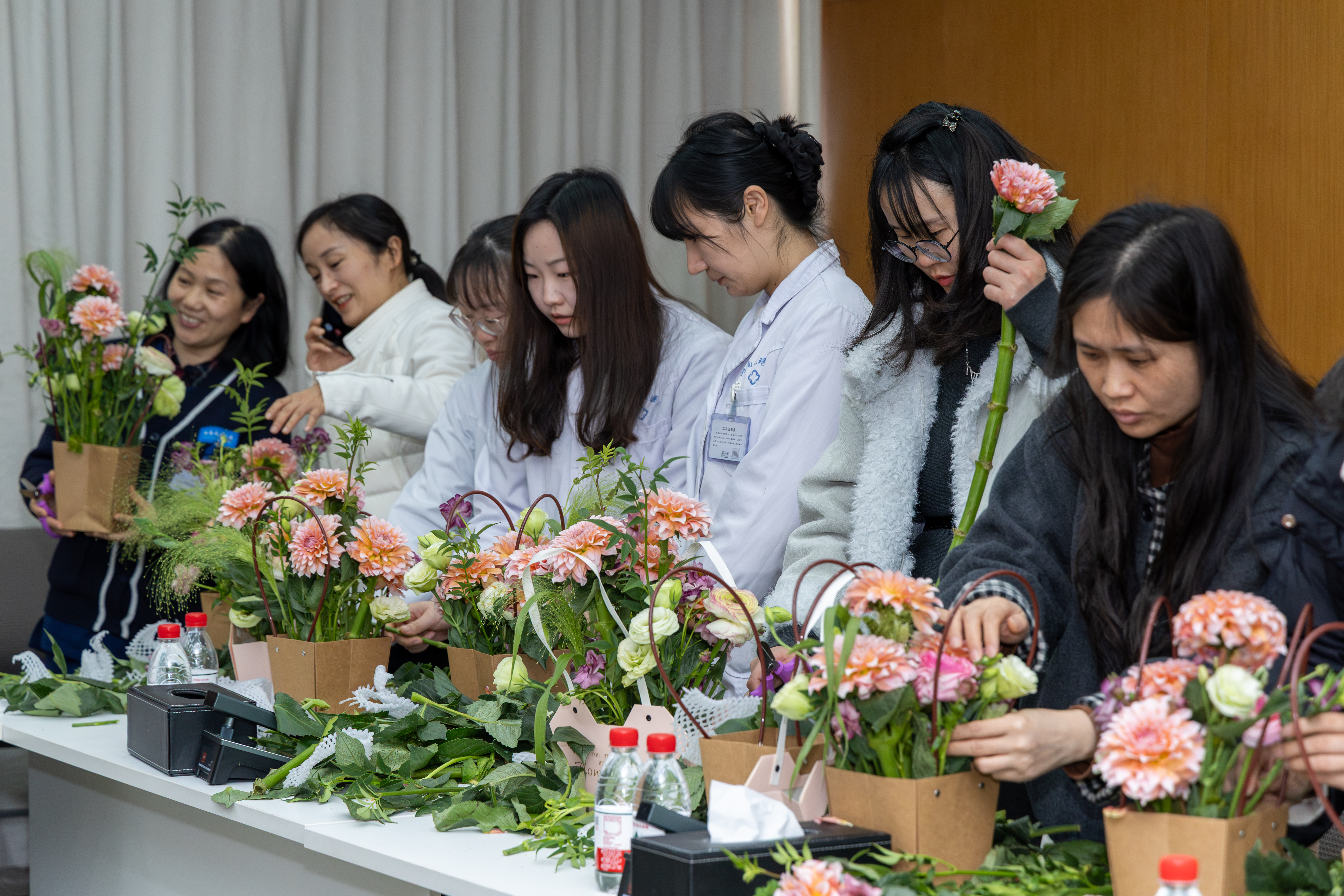 以花为媒，致敬巾帼——光琇医院举办“三八”节插花活动