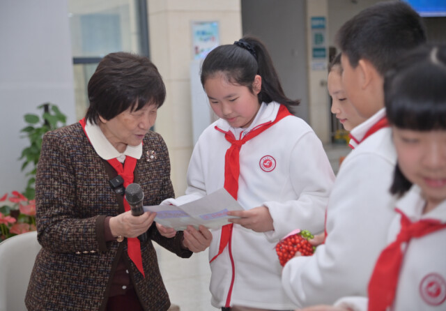 “红领巾”与卢光琇教授面对面，播撒爱科学的种子